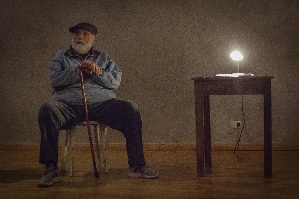 “Comando geronte”: adultos mayores ante el desafío de sostener y resignarse o patear el tablero y salir de contragolpe