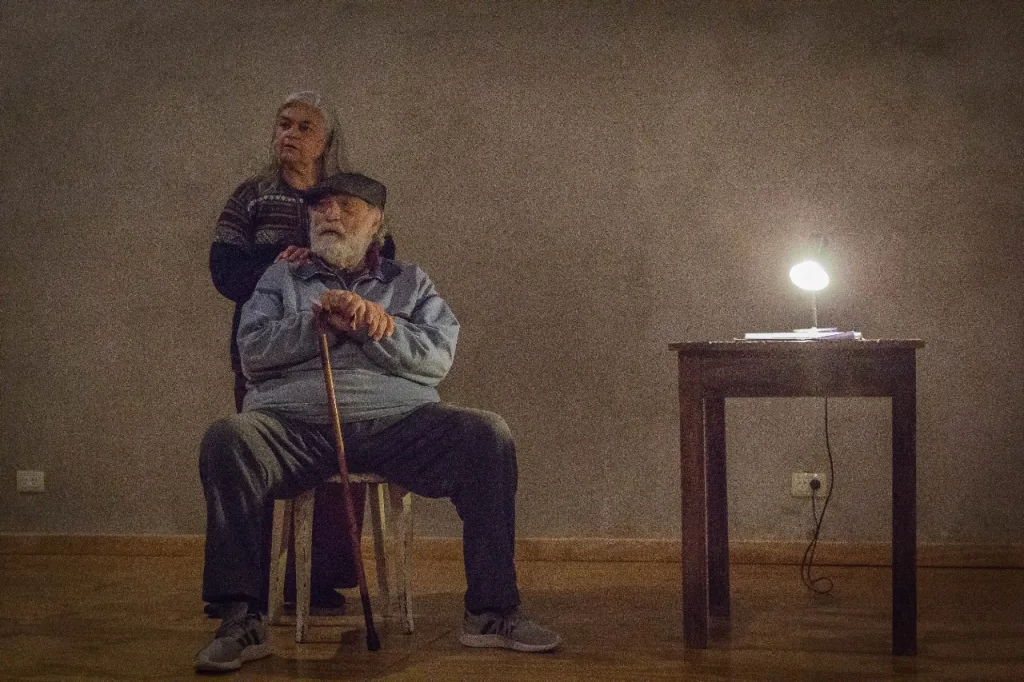 “Comando geronte”: adultos mayores ante el desafío de sostener y resignarse o patear el tablero y salir de contragolpe