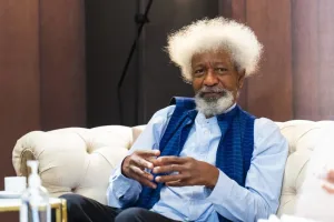 Variables de la era trumpista: Estados Unidos revocó la visa de Wole Soyinka, ganador del Nobel de Literatura en 1986