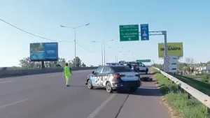 Tremendo: una mujer iba por la Circunvalación, perdió el control de su moto, derrapó, golpeó su cabeza y murió