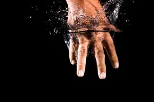 No es porque la piel absorbe: por qué se arrugan los dedos cuando están mucho tiempo sumergidos bajo el agua