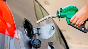 El precio de la nafta subió más que la inflación: llenar el tanque cuesta casi 77.000 pesos en Rosario