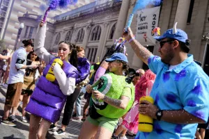 Color, disfraces y alegría en la tradicional Bajada de Medicina en Rosario