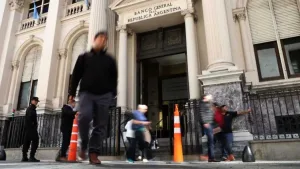 El dólar oficial frenó su escalada ante la intervención oficial y se vendió a $1.450