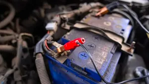 Cómo saber si la batería del auto está agotada y ya no sirve