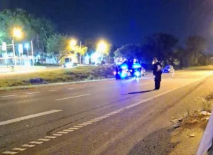 Villa Gobernador Gálvez: una mujer que cruzaba a pie Circunvalación fue embestida por un auto y falleció