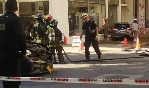 Carambola y susto: choque en el centro terminó con un auto estrellado contra una cabina de Litoral Gas y un gran escape