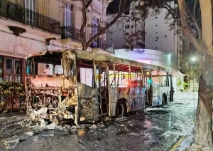No quedó nada: un colectivo fue consumido por las llamas en pleno centro