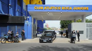 Último adiós: entre aplausos y cantos salió el cortejo fúnebre con los restos de Miguel Ángel Russo