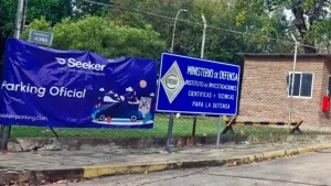 Denuncian a Luis Petri por usar un predio del Ministerio de Defensa como parking de un recital de rock