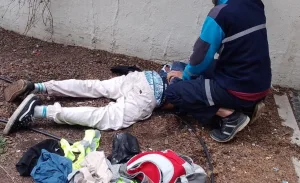 Robó un celular en la Plaza Sarmiento, la víctima lo corrió y terminó retenido por agentes municipales