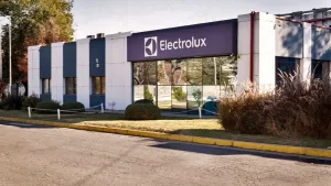 Como lastre de buzo: Electrolux suspendió a 400 trabajadores en Rosario por caída de consumo y apertura de importaciones