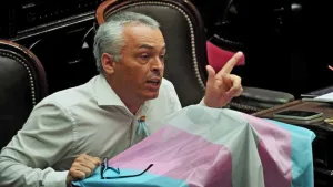 “Narco Airlines”, la remera con la que volvió a sorprender el diputado Esteban Paulón para dejar en ridículo a Espert