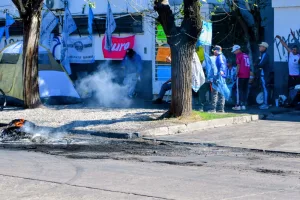 Tensión en Villa Gobernador Gálvez: empleado encadenado y planta paralizada en el frigorífico Euro