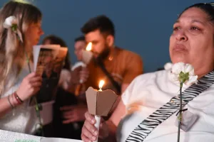 Familiares de víctimas del fentanilo pidieron justicia en una emotiva marcha en el Monumento a la Bandera