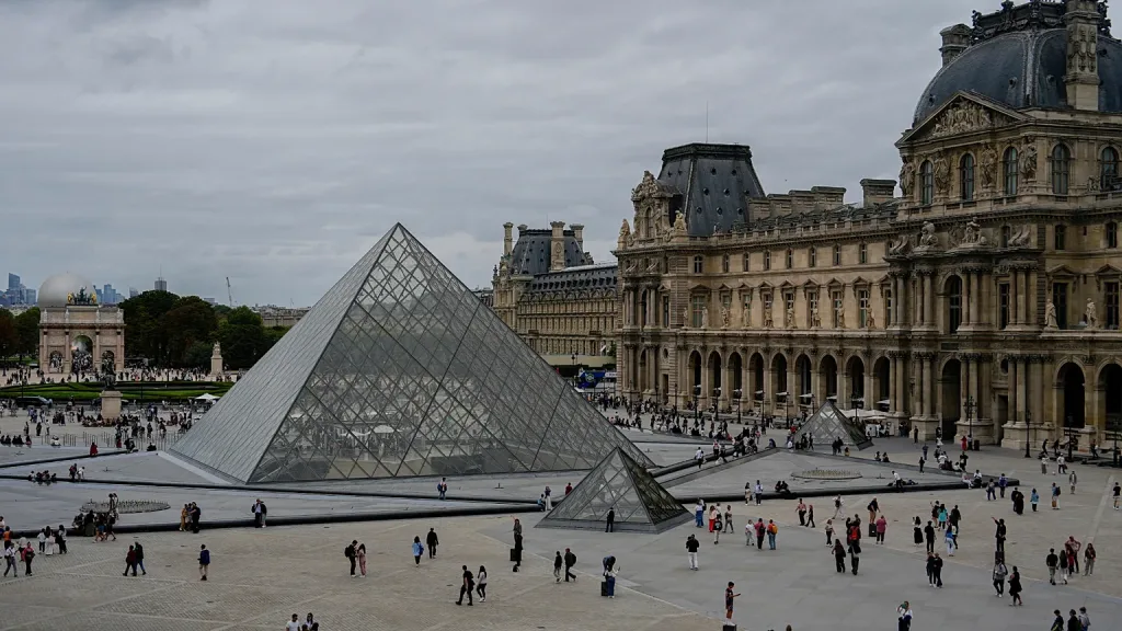 Robo de película en el Louvre: increíble atraco de 7 minutos que paralizó al mundo y vació una sala histórica