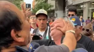 En el cierre de Milei en Córdoba, militantes libertarios le pegaron a un jubilado que cantaba la marcha peronista