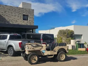Insólito: un hombre anduvo en un jeep militar a gran velocidad en un barrio privado de Funes, insultó a guardias, chocó y generó un caos