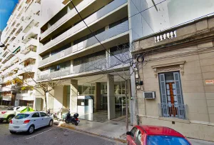 Se vistieron de policías y simularon un allanamiento para robar una joyería, pero cuando el guardia les pidió la orden lo golpearon y huyeron