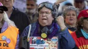 Otra vez incidentes y represión en la marcha de los jubilados: la Policía detuvo a un jubilado y a un fotógrafo