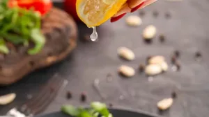 Para qué sirve sumar limón a la comida: el beneficio saludable que cuida el corazón
