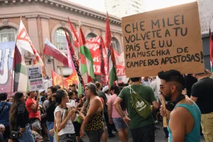 Marcha opositora bajo gran custodia: declara la presencia de Milei como "no grata" y la repudia bien fuerte