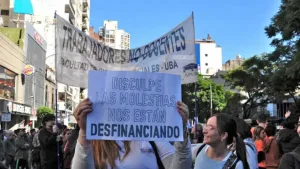 Docentes y trabajadores del Garrahan exigieron que se aplique la emergencia pediátrica y el financiamiento universitario