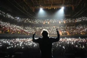 Milei presentó su libro con un show de rock y le pidió a sus seguidores que “no aflojen”