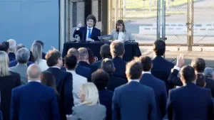 Milei llevó a Espert a un acto pero lo escondió en la tercera fila y fue ignorado por la transmisión oficial