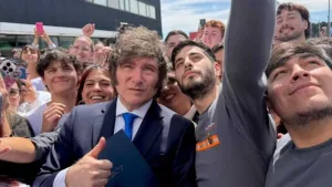 Milei la pasó mal en Mar del Plata y los vecinos lo insultaron en la calle