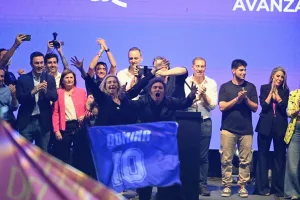 Blindado, Milei cerró su campaña política en Rosario: "Es una alegría enorme estar donde el general Belgrano creó la bandera"