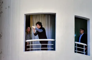 En campaña: Milei llegó a la ciudad de Santa Fe, evitó la caminata prevista en la peatonal, fue derecho al puerto y saludó desde los silos