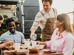Qué significa ayudar a los mozos a recoger la mesa, según la psicología