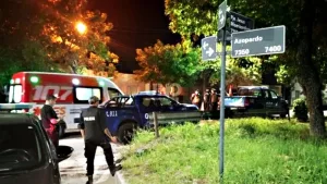 mujer-policia-atrincherada-las-flores