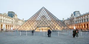 Museo del Louvre estimó en 102 millones de dólares el valor de las joyas robadas
