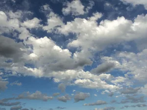 Martes con cielo parcialmente nublado en la mañana y mayormente nublado en la tarde