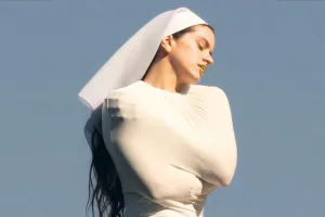 Rosalía adelanta al diario “The New York Times” fragmentos de su demoledor disco "Lux", donde canta en trece idiomas