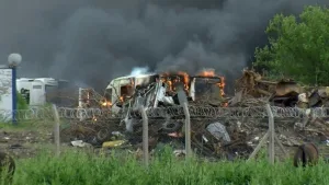 Sorpresa por incendio "controlado" de vehículos del Servicio Penitenciario en el depósito judicial de zona oeste