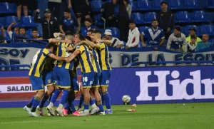 Fortín derribado: Central sacó un triunfazo de la galera y derrotó sobre el final a Vélez para mantener la ilusión intacta de seguir en la pelea