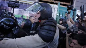 Feroz represión en la marcha de los jubilados en el Congreso: la Policía lanzó gases, hubo 20 heridos y un detenido