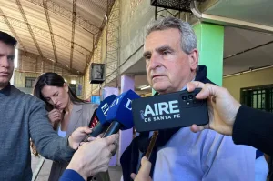 Agustín Rossi, uno de los primeros en ir a votar: “Tenemos mucha confianza en que la sociedad santafesina nos va a acompañar”