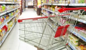 Por primera vez en el año, el consumo en hogares registró una baja interanual en agosto de 0,5%