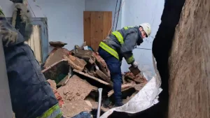 Una mujer murió al desplomarse el techo de su vivienda y quedar atrapada bajo los escombros