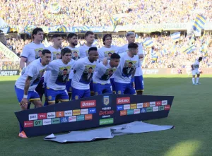 Uno x Uno auriazul: Juan Cruz Komar en lo más alto del podio, seguido por Jaminton Campaz en el triunfo canalla sobre el Calamar