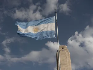 Jueves con cielo mayormente nublado y ráfagas de viento en la mañana