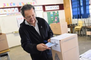 Carlos del Frade sufragó en barrio Abasto: "Argentina ha desaparecido como país independiente"