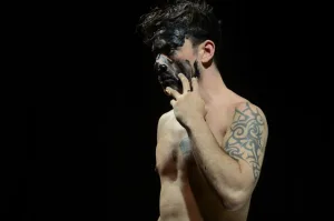 “Othelo (termina mal)”: la tragedia se vuelve un irresistible disparate de la mano del maestro y clown Gabriel Chamé Buendía