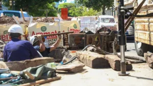 Obreros trabajando de aguas provinciales