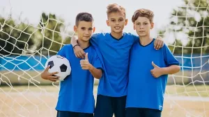 niños jugando futbol