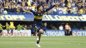 Exequiel Zeballos marcó el 1-0 de Boca sobre River y lo festeja
